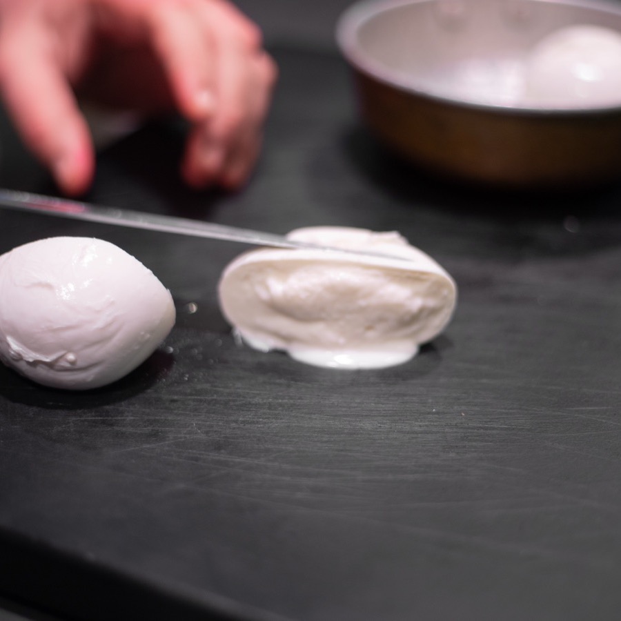 Mozzarella fresca para tapas napolitanas en Rústico Napoli
