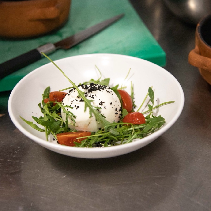 Burrata con rúcula y tomates cherry, tapa italiana en Barcelona