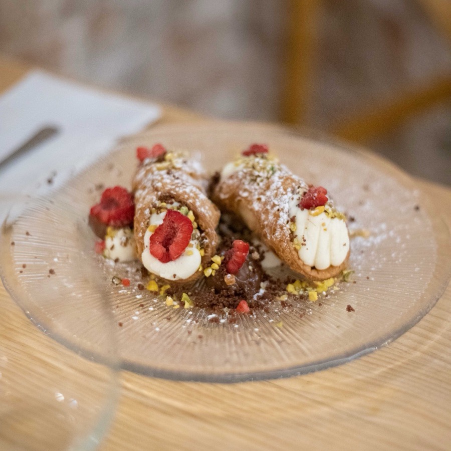 Cannolo siciliano, postre italiano casero en Barcelona